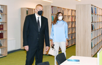 Prezident və birinci xanım açılışda